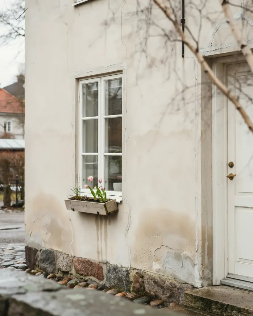 mjukfogning runt f nster och d rrar s skyddar du huset mot drag fukt och energil ckage