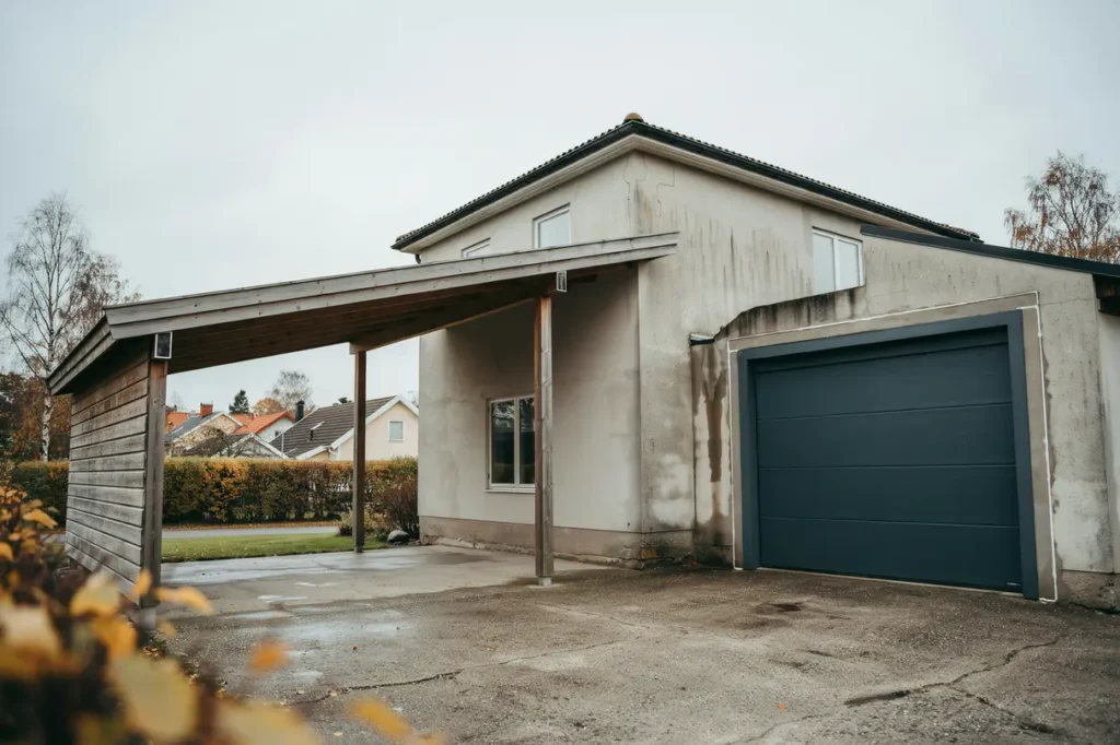 fogning runt garageport och carport s minskar du drag fukt och v rmef rluster